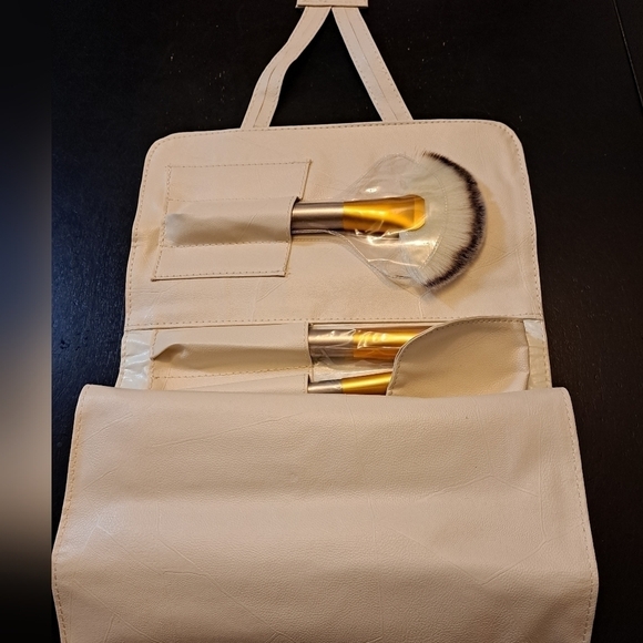 24 Piece Makeup Brushes In A Folding Carrying Case - Picture 2 of 10